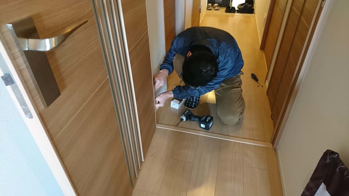 開き戸建付け調整 | 建具の建付け調整なら建具修理の窓口弥富市